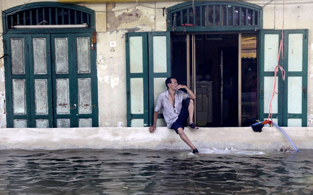 Temmuz ayında başlayan, Eylül ve Ekim aylarında şiddetlenen sellerde Tayland'ın kuzey, kuzeydoğu ve orta kesimleri sular altında kaldı. Resmi rakamlara göre, sellerde 376 kişi öldü, 750 bin kişi acil yardıma muhtaç hale geldi, evleri sellerden hasar gören 113 bin kişi de barınaklara sığınmak zorunda kaldı.