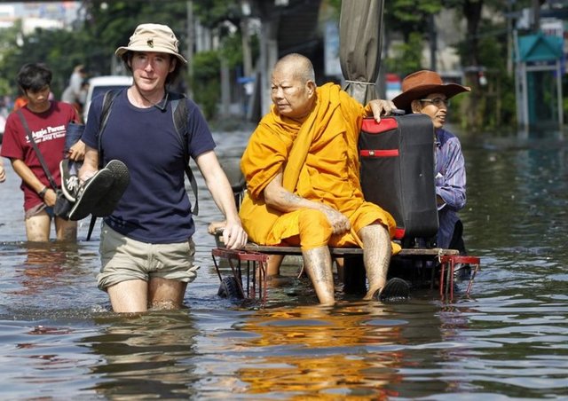 Ülkeyi boydan boya geçen Chao Phraya ve Tha Chin nehirlerinin taşmasıyla nehir kenarında bulunan kentlerde halk panik içinde. 76 ilinden 28'i sular altında kalan Tayland'da, yardım ve kurtarma çalışmalarının yetersiz kalmasıyla insanlar evlerini terk ederek yüksek bölgelere kaçıyor.