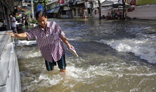 Tayland Başbakanı Yingluck Shinavatra, sel sularının ülkenin bazı bölgelerinde çekilmesinin 1-2 ay sürebileceğini, ülkenin can damarı başkentteki durumun, su seviyesinin 2-3 metreye ulaştığı diğer şehirlere oranla daha iyi olduğunu açıkladı.