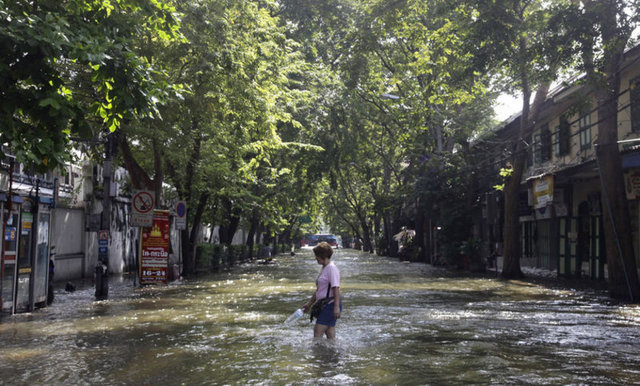 Seller en fazla ülkenin kuzeydeki kentleri olumsuz etkiledi. Taşkının gerçekleştiği Chao Phraya nehri üzerinde kurulan 12 milyon nüfuslu Bangkok sel tehdidi altında. Seller Bangkok'un kuzeyi Rangsit, Pathumtani, Nonthaburi Sai Mai, Bang Na, Chaing Wattana bölgelerini tamamen teslim almış durumda. Bu bölgelerde su yüksekliği 15 santim ile 1,5 metre arasında değişirken, kentin merkezindeki ana ve ara yolların sularla kaplandığını görmek mümkün.