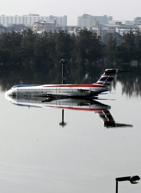 Kitle iletişim araçlarından halka sık sık uyarılar yapan yetkililer, suların birkaç gün içinde yer yer 10 santimetreden 1,5 metreye kadar yükseleceğini ve sellerin bir ay kadar daha sürebileceğini belirtirken, insanlar kendi başının çaresine bakıyor; sel tehdidi altındaki bölgelerde halk kum torbalarıyla ev ve iş yerlerini korumaya çalışıyor. Yaklaşık on gündür resmi tatil olan ülkede üretimin durma noktasına geldiği ifade ediliyor.