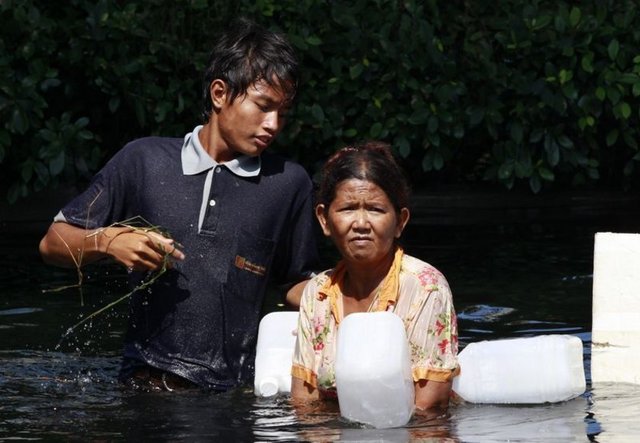 Ay başından itibaren Bangkok'un kuzey bölgelerini istila etmeye başlayan suların seviyesi her geçen gün bir az daha yükseliyor. Denizden ortalama yüksekliği 2 metre olan metropol kentte sular kentin merkezindeki cadde ve sokaklara ilerlemeye devam ediyor. Hayatın durma noktasına geldiği başkentten ayrılmak isteyenler, otobüs terminali ve tren istasyonlarını doldurmuş durumda.