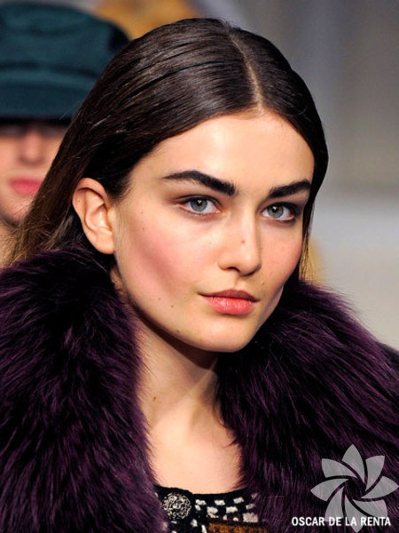 Kızarmış yanaklar:  - Daha inandırıcı ve doğal yanaklar için, birkaç saat yanaklarınızı asıp oturabilirsiniz ya da basit yöntem olarak krem allıklardan tercih edebilirsiniz. Fuşya tonlarında tercih edeceğiniz allık ile elmacık kemikleriniz daha canlı ve taze bir görünüme sahip olacaktır.