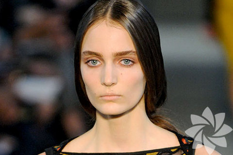 Tek renk göz ve dudaklar: Sade makyaj her zaman sıkıcı olmak zorunda değildir. Daha taze ve çekici bir görünüm için doğal gölgeleri tercih edin. Açık kahverengi göz kalemi onları çok öne çıkarmadan belirginleştirmenize yardımcı olur. Göz makyajınızı tamamlamak için etrafına uygulayacağınız doğal tonlarda krem farlar ile bir bütünlük yakalayabilirsiniz. Makyajınıza son dokunuşu ise şeftali tonlarında uygulayacağınız açık renkli bir ruj ile yapabilirsiniz.