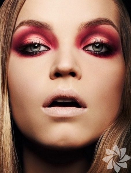 Parlak gözkapakları:  - Parlayan dudaklardan daha seksi olan tabi ki parlayan ve göz kamaştıran dudaklardır. Sepya tonlarında uygulayacağınız far ile duygusal bir görünüm yakalayabilirsiniz. Bu etkiyi artırmak için farınızın üzerine vazelin sürebilirsiniz.