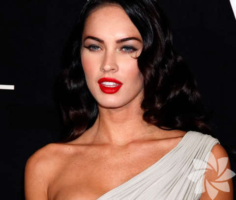 Şarap rengi dudaklar: Koyu şarap rengi dudaklar derin etki yaratır. Bu nedenle eğer bu renk bir ruj uygulayacaksanız makyajınızın geri kalanının sade olmasına özen gösterin. Uyguladığınız kırmızı rujunuzun ortasına parlatıcı sürdüğünüzde dudaklarınızın daha dolgun görünmesini sağlayabilirsiniz.