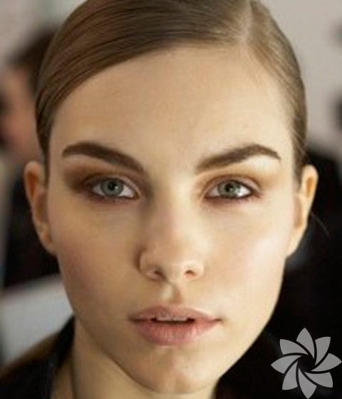 Belirgin kaşlar:  - Belirgin kaşlar her zaman tüm dikkati gözlerinize çekmenizi sağlar. Kaşlarınızı bir kalemle belirginleştirin ve kaşlarınızın alt ve üst kısımlarına pudranızdan uygulayarak daha şekilli bir belirginlik kazandırın.