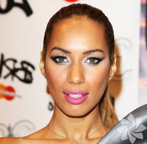 Dramatik kirpikler:  - Gözlerinizi daha belirgin hale getirmek için rimelinizi birkaç kat uygulamanız yeterli olacaktır. Daha geniş bir göz etkisi bırakmak için, göz kaleminizi çektikten sonra birkaç kat rimeli üst kirpiklerinize uygulayın.