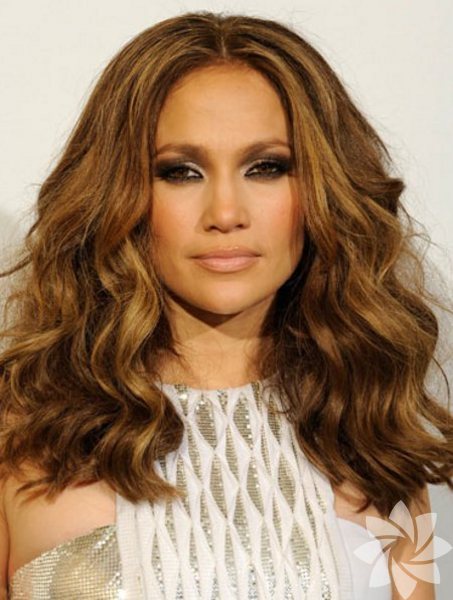 Dumanlı gözler: - Bu makyajı elde etmek için gözlerinizin etrafına çekeceğiniz siyah bir kalemle işe başlayalabilirsiniz. Daha sonrasında göz kapağınızın dıştan içe doğru yarısına kadar kömür rengi farlardan uygulayın. Bu görünümü daha belirgin hale getirmek için göz kapaklarınızın kömür rengi fardan arta kalan kısımlarına uygulayacağınız parıltılı turuncu veya altın rengi göz farı makyajınızı tamamlayacaktır.