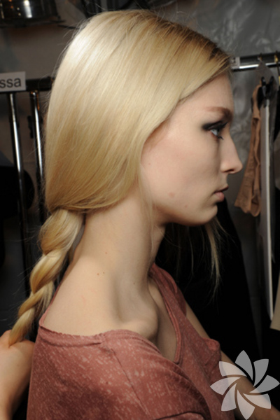 Düşük örgü: - Lisedeki günlerinizi hatırlayın. Sabah derli toplu yaptığınız örgünüz gün içinde dağılır ve her yana saçılırdı. Eve döndüğümüzde ise sabahki halimizden eser kalmazdı. İşte bu sezon, o zamanlar bize dağınık gelen saç modeli de trend saç modelleri arasında. Ayrıca bu sene balık sırtı örgü de çok moda olan saç modellerinden biri. 