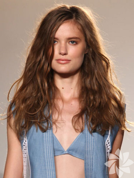 Dalgalar, dalgalar, dalgalar...  - Dar jean pantolonunuz, botlarınız, ceketiniz ve saçlarınızın tüm kontrolü ele almasına izin verin. Bu sezon saçlarda vahşilik ön planda. Yataktan çıkmış hissi veren saçlarınızla günlük şıklığı yakalayabilirsiniz.  - 