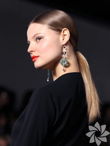 Şık at kuyruğu: - Eğer doğru şekilde toplanırsa atkuyruğu kesinlikle çok şık bir model olabilir. Ön taraflarına hacim verip, biraz kabarık durmasını sağladığınız at kuyruğunuzla şıklığınıza şıklık katabilirsiniz. Atkuyruğunuz, trendi olmak için illa ki dümdüz olmak zorunda değil. Dağınık atkuyrukları, yarım atkuyrukları da bu sezon çok moda. 