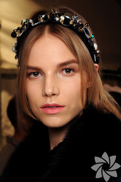 Saç aksesuvarları  - Saç aksesuvarları bu sezon yerini koruyor. Bu sezon çok moda olan metalik materyallerle yapılmış saç bantları veya tokalarla bu trendi yakalayabilirsiniz. 