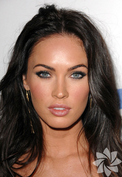 Abartıya biraz ara verin. - Hiçbirimiz süperstar olmasak bile işimiz gereği çok bakımlı ya da gösterişli olmak zorunda oluyoruz. Fakat gösterişi ve bakımı doğru anlamamız gerekiyor. Bu nedenle hergün fön çektirmek ya da abartılı makyaj yapmak zorunda değiliz. Makyajınızdan ya da saçınızdan birine daha fazla özen göstermeniz yeterli. Cildimizi ve saçımızı biraz da olsun dinlemeye bırakmamız gerektiğini unutmayın. 