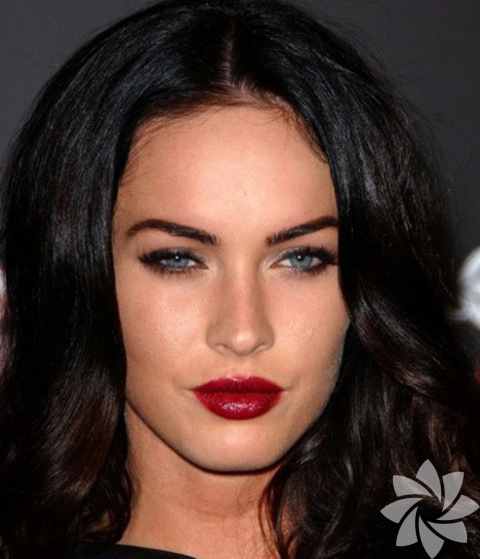 Kırmızının birden çok tonu vardır. - Bir kadının bir tane mini siyah elbisesi olabilir. Fakat birden çok kırmızı tonlarında ruju vardır. Görünümüne göre kırmızı rujunun tonlarını değiştiren Fox, dumanlı göz makyajı ile oldukça koyu kırmızı tonları tercih ederken, hafif makyajı ile açık renklerde kırmızı tercih ediyor. 