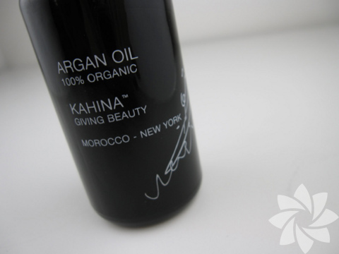 Kahina Giving Beauty Argan Yağı - Vücudunuzun kendini yenilemesini görmeniz harika bir duygudur. Pul pul dökülmeye başladıktan sonra kese yapıyorum. Daha sonrasında yağ kullanıyorum. Her seferinde farklı ürünler kullanırım.  Bu ürünü Marakeşten almıştım yaklaşık 20 kutu kadar. Vücudumun her yerine uyguluyorum". 