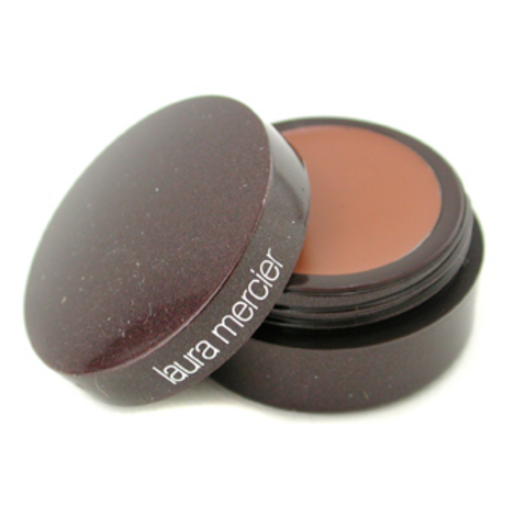 Laura Mercier Gizli Kamuflaj Kapatıcı - "Yorulmuş ve depresyondaymışım rolü yaparken bana yararı olan koyu daireler ailemden kalan miras. Fakat günlük yaşantımda bunu olabildiğince aza indirmeye çalışıyorum". 
