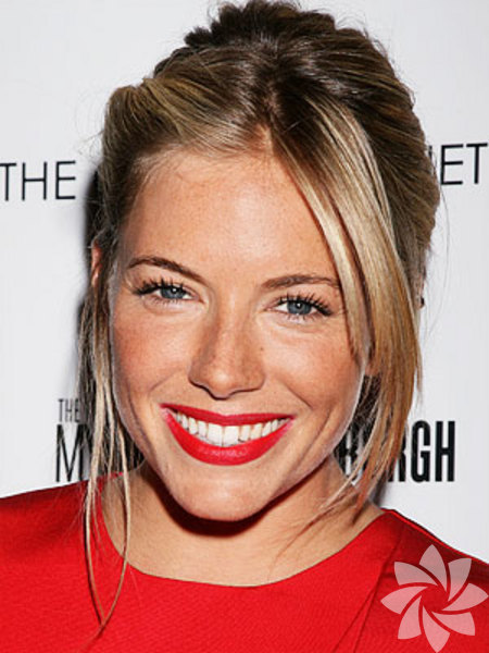 Sienna Miller'ın klasik kırmızı dudakları...