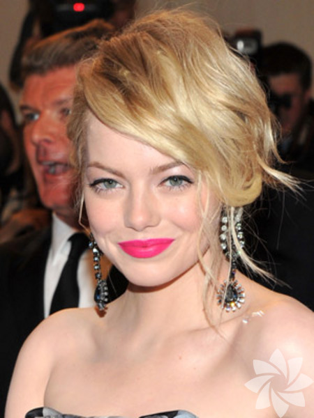 Emma Stone'un heyecan verici pembe dudakları.  - Oldukça yoğun boyanmış, çekici pembe dudaklar çok seksi duruyor. Soluk cildinin aksine göz alan dudakları onu çok çekici yapıyor.