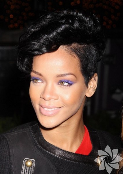 Mor göz farı - Mor göz kalemi kahverengi gözleri daha zengin, yeşili daha yeşili mavileri ise daha yoğun gösterir. Göz kapağınıza mor göz farınızı ince bir şekilde sürün. Daha dumanlı bir görünüm isterseniz, sürdüğünüz kalemi bir kulak pamuğu yardımı ile dağıtın. 