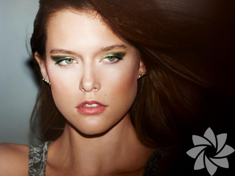  - Siyah ve koyu yeşil göz farları - Gözlerinizde derin bir bakış, dumanlı bir görünüm elde etmek istiyorsanız, siyah ve koyu yeşil farlar tam da ihtiyacınız olan. Gözlerinizin üst kısımlarında kullanacağınız siyah farın alt kısımlarına ince bir şerit yeşil kullanabilirsiniz. - 