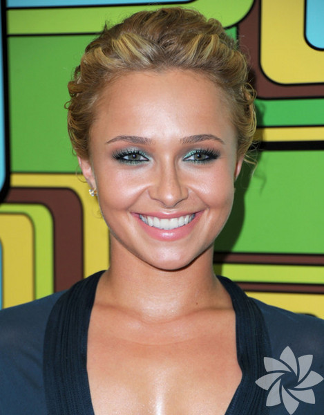 Deniz mavisinin tonlarında göz farları - 80'lerin pastel mavilerinden bahsetmiyoruz. Parlak açık renk mavi farlar ile esmer tenliler göz makyajlarında taze bir görünüm elde edebilirler. 