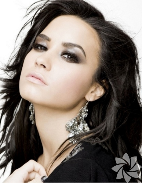 Bebek pempesi parlaklığında rujlar - Bebek pembesi dudaklara ekstra kadınsı bir görünüm kazandırır. Bu rujları özellikle koyu renklerde yapacağınız göz makyajınız ile kullanın. 