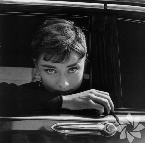 1953 yılında  Roman Holiday filmi ile Akademi ödülüne sahip olmuştur.