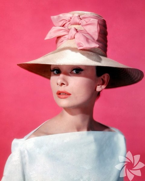 ''Hatırlayın, bir yardım eline ihtiyaç duyarsınız, - kendi omuzunuzdan kolunuza doğru göz gezdirin, - dirseğinize ve bileğinize varın, - işte orada bir yardım eli bulacaksınız.''