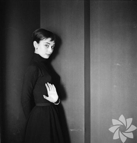 Bir Jerry Maguire filminde Audrey Hepburn işte böyle anılmıştı;  -  - Sevgilisinin üzerindeki şık siyah bir elbise gören oyuncu tepkisini şöyle dile getirdi - - Bu bir elbise değil, bu bir Audrey Hepburn filmi!