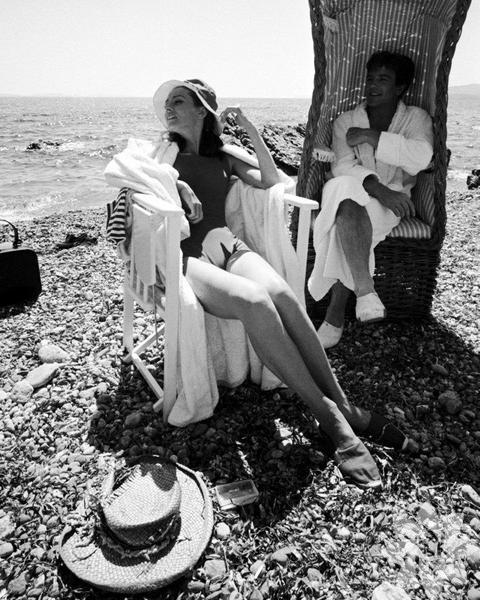 ''Yaşlandıkça, iki elinizin olduğunu, birinin kendinize, - diğerinin de başkalarına yardım etmek üzere - yanınızda hazır beklediğini fark edeceksiniz.''