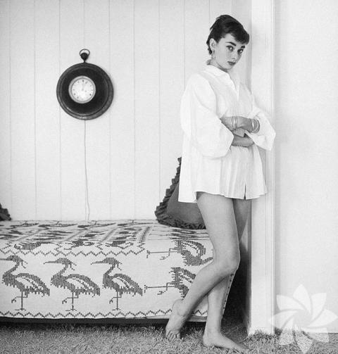 ''Çekici dudaklara sahip olmak istiyorsanız, - dudağınıza tatlı sözden başkasını dokundurmayın.''