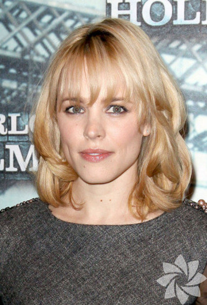 Kahküller kıvırcık olmamalı: - Artık kahküller alnınıza yapışmak zorunda değil. Onları düzleştirmek için uğraşmayın. Dalgalı kahküllerinizi nemlendirici losyon sürdükten sonra bir tarafa atarak daha tarz bir görünüme sahip olabilirsiniz. 