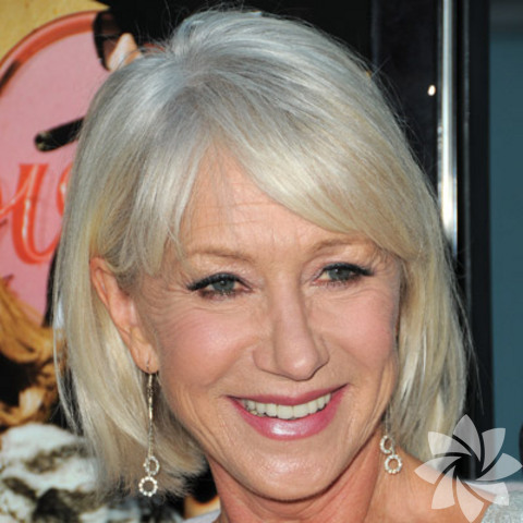 Grilerinizi saklayın: - Geçmişte güzelliği temsil eden gri saç uzun zamandır ortalarda yoktu. Doğallığın tekrar ön plana çıkması ile bu renk yeniden kadınların güzelliğini simgelemeye devam ediyor. Gri saçlarınıza seksi bir hava katmak için grilerinizin arasında parlak beyaz renk attırın. 