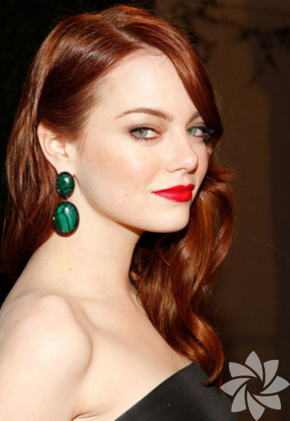 Emma Stone  - Kızıl saçlılar kırmızı ruj süremez: - Saçlarınızın tonundan daha koyu bir ruj tonu kullanarak ve hafif makyaj ile doğal ve çekici bir hava yaratabilirsiniz. 