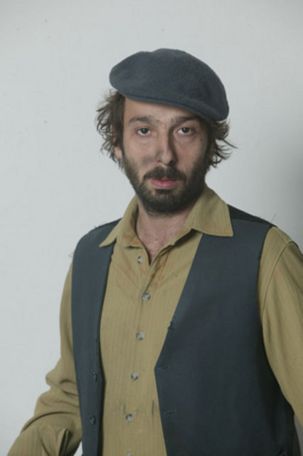 İZMARİT NURİ: Ali'nin en yakın dostu, mahallenin çapkını, Fehime'nin uzatmalı nişanlısı İzmarit Nuri, "ömür dediğin bir gündür o da bugündür" felsefesiyle anı yaşayan, tatlı serseri, şeytan tüyü sahibi biridir. Sürekli parasızlığını, işsizliğini, anasını bahane ederek nikahtan kaçan İzmarit Nuri'nin eline yüzüne bulaştırdığı çapkınlık maceraları mahalle kahvesinin eğlencesidir.