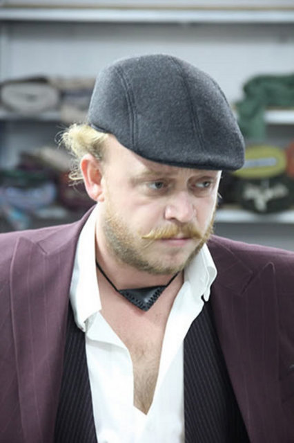 ÇAKAL RÜSTEM: Çamur İhsan'ın sürekli kazık attığı, hak ettiği değeri vermediği Karadenizli ortağı. Bu durumun farkında olan ve kinlenen Çakal Rüstem, Sipsi ile işbirliği yaparak mahallenin rantına ortak olur. Manyak Cafer ve Çamur İhsan'ın mahalleden temizlenişi ile birlikte Teke Kazım'ın karşısındaki tek güç olur. Aslında iplerini Sipsi tutmaktadır, ikisi birlikte iyi ortaktır. Bu düzen yıllarca devam eder. Ta ki Ali hapisten çıkana kadar. Ali'nin mahalleye dönüşü tüm dengeleri altüst edecektir.