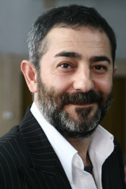 TEKE KAZIM: Yukarı mahallenin legal ve illegal allengirli işlerine bakan Gaziantepli kabadayı. Mahalledeki kabzımal dükkanını diğer işlerini de yürüttüğü paravan olarak kullanmaktadır. Meseleyi akılla çözmeye çalışan, bu sayede kendi alanını koruyan biridir. Şu hayatta onu korkutabilen bir tek karısı Fadime vardır. Dışardaki aslan, evinde kediye döner. Mahalleyi bölüştüğü Manyak Cafer'in gidişinden sonra onun yerine geçen Çakal Rüstem'le rakip olurlar. Çamur İhsan'ın yanında küçük işler yapan Çakal Rüstem'in yükselişinden hiç memnun olmaz.