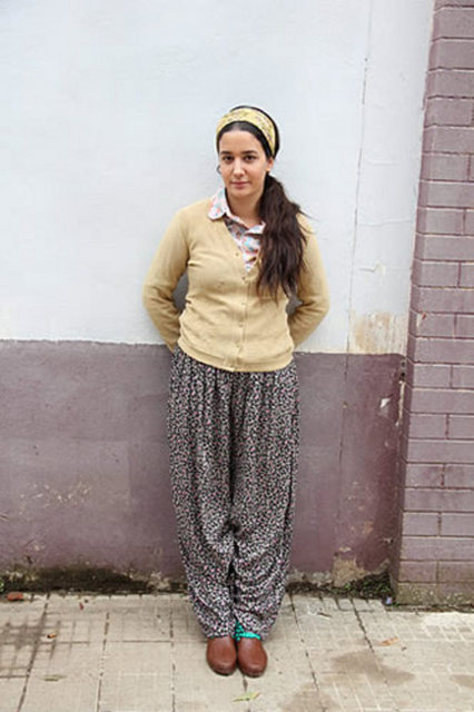 FEHİME: Zilha'nın en yakın arkadaşı, İzmarit Nuri'nin uzatmalı nişanlısı iyi niyetli Fehime, yıllardır kendisine aynı bahaneleri sıralayarak sürekli nikahı erteleyen İzmarit Nuri'yi sevmekte, inatla birbirlerine kavuşacakları o nikah günlerini beklemektedir. Saflığı ve romantikliği ile bu dünyada yaşamayan Fehime, en zor günlerinde Zilha'nın en büyük destekçisidir.