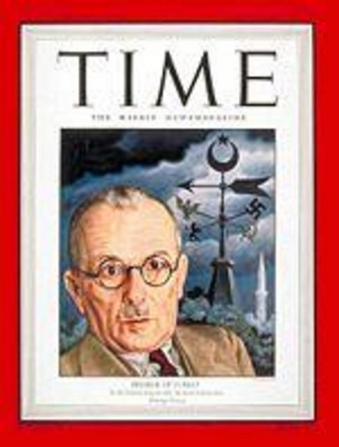 Şükrü Saracoğlu (12 Haziran 1943) - İnönü'nün Time'a kapak olmasının üzerinden iki yıl geçtikten sonra bir başka Türk'ün daha Time'da kapak olması Türkiye'nin aslında fiilen taraf olmadığı Dünya Savaşı'ndaki kritik rolünü de gösteriyordu. Türkiye Cumhuriyeti Başbakanlarından Saracoğlu, Türkiye'nin, dönemin süper güçleri olan ABD-SSCB-Nazi Almanyası'ndan hangisinin yanında olacağına karar verecek kişiydi. İyiden iyiye geri çekilmeye başlayan Almanlar, Pearl Harbour'da büyük darbe alan ABD, Berlin'e doğru ilerlemeye başlayan SSCB... İşte bu zor karar öncesinde Saraçoğlu Time'ın kapağındaydı
