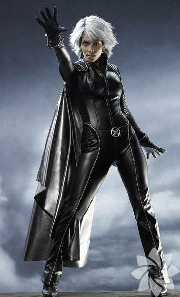Halle Berry -  - Görünüşe göre Will Smith'in derslerini takip eden Halle Berry de iş kıyafetlerini evine götürüyor. X-Men'de giydiği deri kıyafetlerle yatak odasına biraz aksiyon katmış.