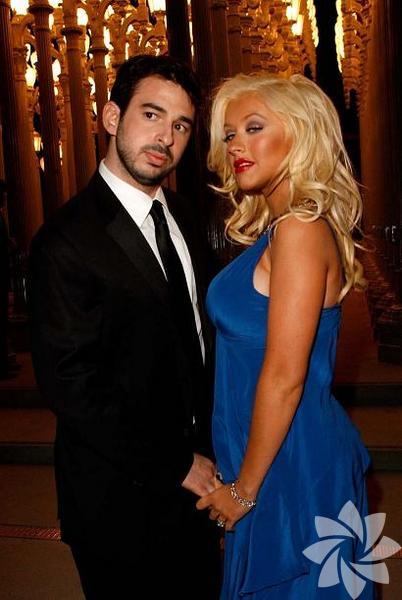 Cristina Aguilera -  - Aguilera hiçbir şeyden korkmuyor. Ne Lady Gaga'ya rakip olarak çıkış yapmasının dedikoduları, ne de cinsel hayatından açıkça bahsetmesi korkutuyor seksi şarkıcıyı. Evliliğinde sihri canlı tutmak adına kocası Jordan Bratman pazar günlerini çıplak geçiriyorlarmış. Ünlü şarkıcı "Tüm gün yatakta yatıp karı koca ne yaparsa ondan yapıyoruz" dedi. 