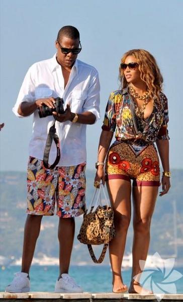 Beyonce-Jay Z -  - Vücut hatlarıyla erkeklerin gönlünü çalan Beyonce'un heryerinden cinsellik sızdığından, Jay Z ve Beyonce arasındaki ilişkide bir yardıma ihtiyaç duyduklarından emin değiliz. Ama iddialara göre birkaç seksi 'siyah küçük elbise' işlerini görüyormuş. Şimdi tek ihtiyacımız senin hatların Beyonce!