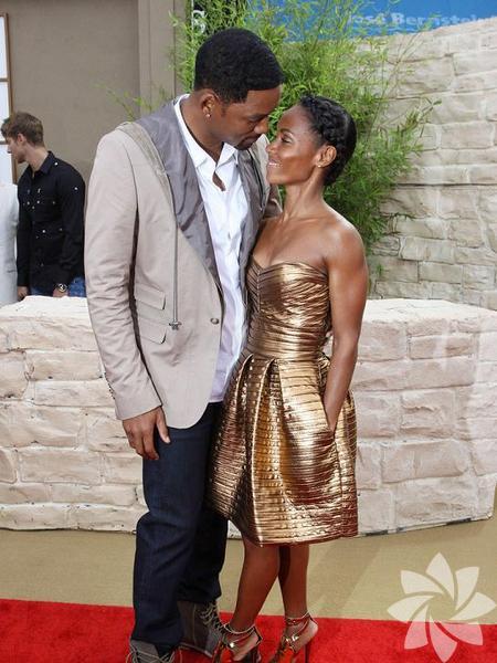 Will- Jada Pinkett Smith -  - Görünüşe göre film çekimleri ve babalık, Will ve eşi Jada Pinkett Smith arasına soğukluk sokamamış. Hancock adlı filmde bir süperkahramanı canlandırdıktan sonra, aktör kostümü kendisine saklamış, ve o kadar seviyormuş ki yatak odasında kullanıyormuş. "Kostümü evime götürdüm. Karım ve ben onu bazen kullanıyoruz. Yalnızca evin etrafında. Harika birşey." Eminiz öyledir Will!
