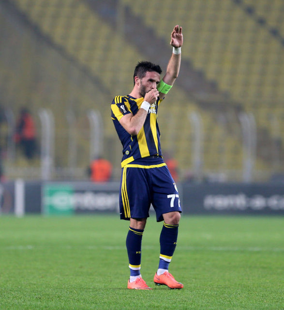 Gökhan Gönül'ün Fenerbahçe'den ayrılıp Beşiktaş'a imza atması geçmişteki tartışmayı da beraberinde getirdi. -  İşte daha önce ezeli rakiplere transfer olan oyuncular... - Gökhan Gönül - Fenerbahçe