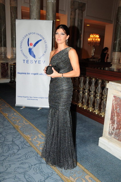 ZEYNEP ÜSTÜNEL