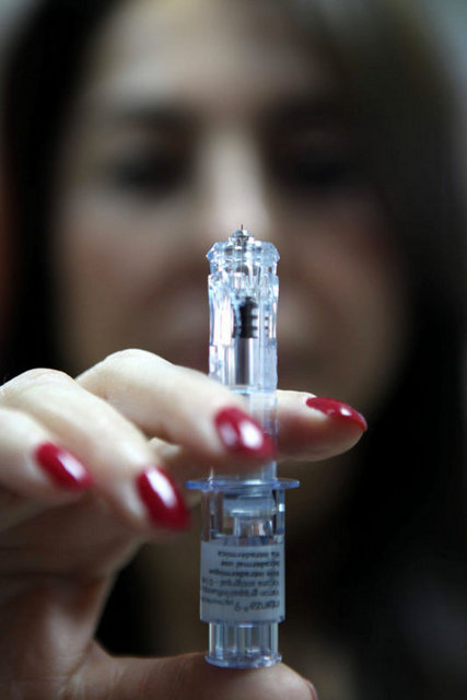 6. Biyolojik kanserojenlerden korunmak için aşı yaptrın -  - Hepatit B virüsü kronik karaciğer hastalığına ve karaciğer kanserine neden olabilir. B hepatit - aşısı olarak, karaciğer kanserinden tamamıyla kurtulmak mümkün. Rahim ağzı kanseri HPV - adlı bir virüs tarafından oluşturulur. Cinsel yaşamın başladığı yıllardan başlayarak erken yaşta - aşılanmakla bu kansere karşı da korunmuş olunur. Midede yaşayan bir bakteri olan helicobacter - pilori (HP), kronik gastrite ve mide lenfomasına neden olabilir. HP gastriti saptandığında uygun - antibiyotiklerle tedavi edilmelidir. -