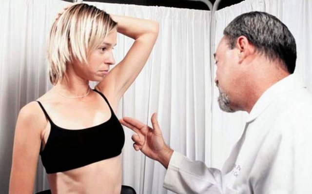 9. Erken tanıyı ciddiye alın -  - Yılda en az bir kez check-up yaptırın. Doktora gitmek için mutlaka hastalanmayı ve hastalığın - belirtilerini beklemeyin. Unutmayın ki hastalığa ait belirtiler başladığında ve sizi doktora - başvurmaya zorladığında, birçok kanser için çok geç olmaktadır. Rahim ağzı kanseri için her yıl - pap smear, meme kanseri için 40 yaş ile 50 yaş arasında 2 yılda bir daha sonra yılda bir yapılacak - mammografi taramaları, 50 yaş üstü kolonoskopi ve gaitada gizli kan analizleri, sigara içenlerde - akciğer bilgisayarlı tomografi taramaları ile kanserleri tedavi edilebilir erken evrelerde yakalamak - mümkün olabilir.