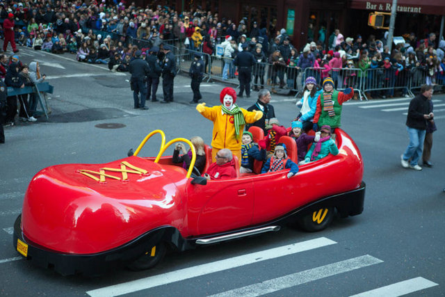 Yürüyüşte, Örümcek Adam, Şirinler, Snoopy, Hello Kitty, Monkey Julius, Kung Fu Panda, Mickey Fare gibi sevilen çizgi film kahramanlarının balonları büyük ilgi çekti. Central Park'ın batısında 77. Sokak'tan başlayan yürüyüş 34. Sokak'taki Herald Meydanı'nda sona erdi.