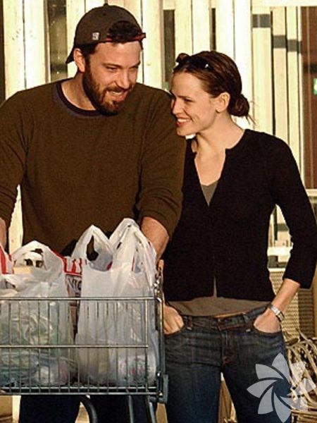 Jennifer Garner ve Ben Affleck - Korkusuz (Daredevil) - Korkusuz (Daredevil) adlı filmin 2004'teki çekimlerinden tanışan çift, birlikteliklerini ilk kez Boston Red takımının maçına birlikte gitmeleri ile belli ettiler. Kızları Violet ve Seraphina ile mutlu ve düzenli aile yaşantılarına devam eden çiftin, ilişkileri boyunca magazin adına büyük önem taşıyan olayları Ben Affleck'in, Jennifer'a 4.5 karatlık Harry Winston yüzükle evlenme teklif etmesiydi. 